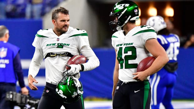 Jets' specialists Thomas Morstead (4) and Thomas Hennessy (42)